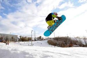 Для реабилитации раненых на Донбассе бойцов в Киеве открыта лыжная трасса