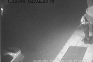 В сеть попало видео разбойного нападения вооруженных боевиков на ТЦ "Амстор" в центре Донецка