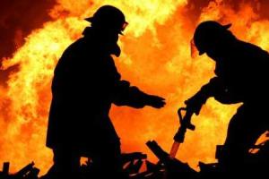 В Волновахе спасатели полночи тушили пожар на городском рынке