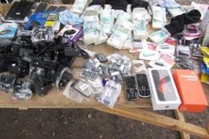 Пограничники задержали супругов-пенсионеров за попытку ввезти в Донецк крупную сумму и банковские карточки