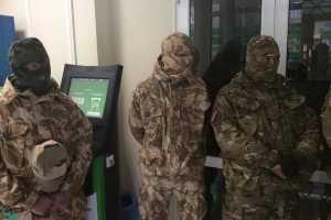 В Черкассах бойцы "Правого сектора" заблокировали центральное отделение "Приватбанка" 