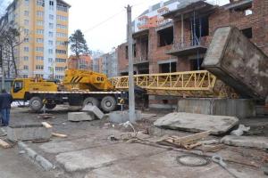 В городе Ирпень на Киевщине рухнул башенный кран: бетонной плитой накрыло рабочего