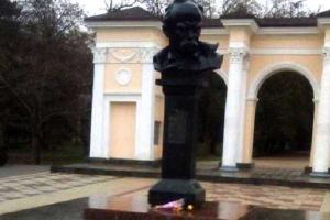 Жители Симферополя в годовщину Майдана возложили цветы к памятнику Шевченко: полиция отреагировала молниеносно