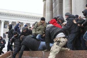 Видео с Майдана: несколько десятков мужчин устроили кулачный бой