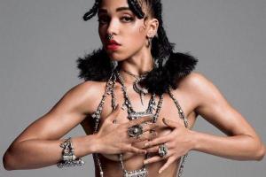 Певица FKA Twigs сняла новый оригинальный клип, не вставая с кровати