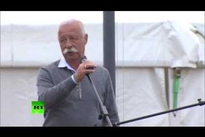 Леонид Якубович и Алексей Глызин выступили перед военными на авиабазе в Сирии