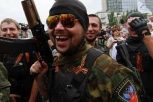 Политический эксперт: Кремль решает что выгоднее - поддерживать войну на Донбассе или забрать в РФ боевиков с семьями
