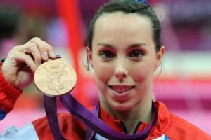 Самая титулованная британская гимнастка сломала шею, упав на горнолыжном склоне в Австрии