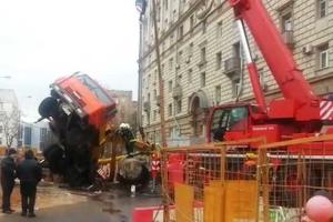 В российской столице на строительной площадке рухнул кран: стрела оказалась на проезжей части