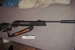 В Киеве 39-летний мужчина, "заправившись" алкоголем решил пострелять по людям из окна своей квартиры