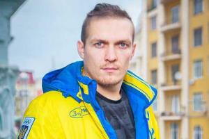 Боксер Александр Усик гуляет по улицам родного Симферополя в форме сборной Украины