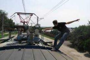 Фатальный снимок: парень получил серьезные ожоги, пытаясь снять селфи на крыше электропоезда