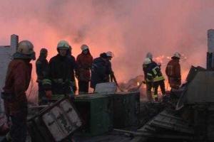 На Днепропетровщине спасатели ликвидируют последствия пожара на заводе теплоизоляционных материалов 