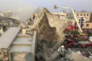 Жуткие последствия землетрясения на Тайване: люди оказались под завалами рухнувшего жилого комплекса