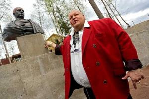 Стас Барецкий шокировал публику очередной акцией: шоумен подарил валютным ипотечникам 30 тысяч долларов 