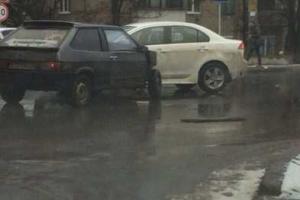Жуткое ДТП в Донецке: столкнулись три авто, молодой девушке оторвало ногу