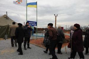 После закрытия КПВВ "Золотое" на его территории осталось более двухсот человек 