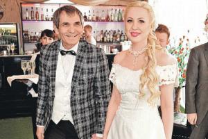 Молодая жена родила сына продюсеру Бари Алибасову