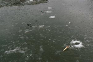 На Киевщине спасатели вытащили из реки провалившегося под лед рыбака