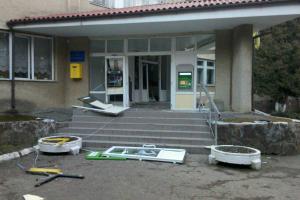 Ночью в Ивано-Франковске прогремел взрыв у входа в поликлинику