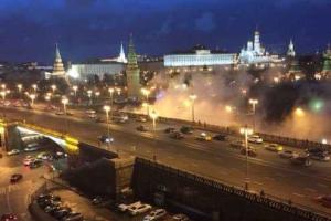 В Москве возле Кремля парализовано движение транспорта: прорвало трубу, валит пар и течет горячая вода