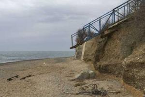 Россия радушно приглашает отдыхающих в Крым, который зарастает мусором и пестрит опасными пляжами