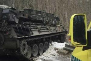 В Норвегии во время военных учений НАТО броневик переехал гражданский автомобиль: водитель погиб