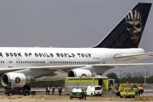 В самолет британской рок-группы "Iron Maiden" врезался авиационный тягач