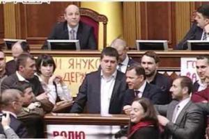 Нардепы дважды за день сорвали заседание Верховной Рады, блокируя трибуну