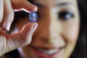 В Гонконге на аукцион выставят самый большой в мире голубой бриллиант