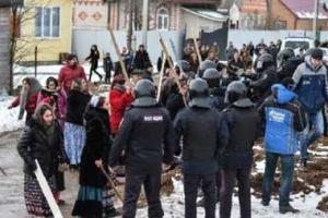 В России под Тулой бунтуют цыгане: силовики стягивают дополнительные силы и жестко подавляют мятеж