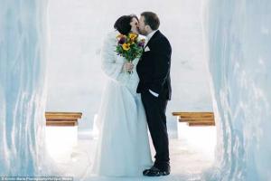 Британская пара провела оригинальную свадебную церемонию внутри ледника в Исландии