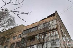 В центре Симферополя ураганный ветер сорвал крышу с пятиэтажного дома