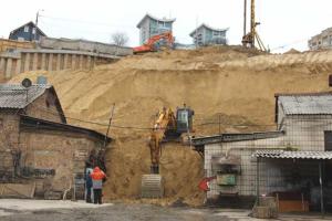 В центре Киева на стройплощадке сошел оползень