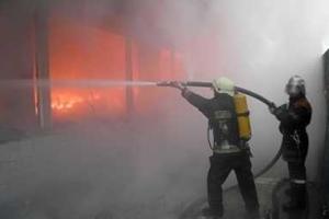 В Киеве спасатели тушили ночной пожар на столичном радиорынке