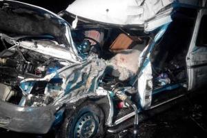 На Закарпатье прицеп фуры смял автобус "Mercedes Benz Sprinter": один человек погиб, девять травмированы