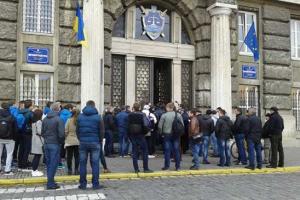 Во Львове бунт под областной прокуратурой: активисты сорвали представление нового прокурора