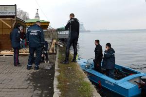 В Днепропетровске водолазы-спасатели вытащили из Днепра полуживую женщину, спрыгнувшую с моста