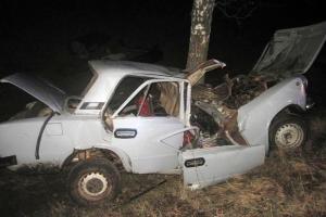 На Киевщине автомобиль "ВАЗ" превратился в груду металла после "встречи" с деревом: три человека травмированы