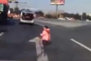 В Китае дедушка потерял внука прямо посреди дороги: ребенок выпал из машины