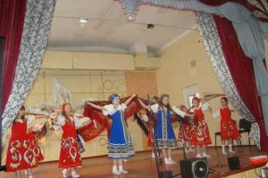 В Рубежном на Луганщине в одной из школ города Женский день отмечали русскими танцами и хороводом
