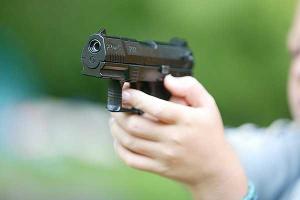 В США 4-летний ребенок, играясь с пистолетом, случайно выстрелил в родную мать