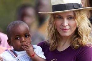 Певица Мадонна решила усыновить ребенка