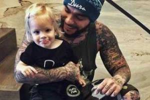 Рэпер Тимати "вооружил" маленькую дочь для новой фотосессии