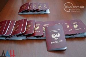 Захарченко официально получил первый экземпляр "паспорта ДНР"
