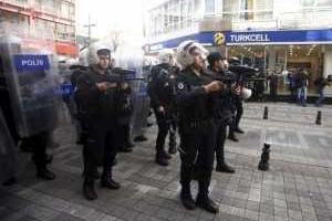 В Турции женщин, собравшихся на митинг, приуроченный к празднику 8 марта, разгоняла вооруженная полиция