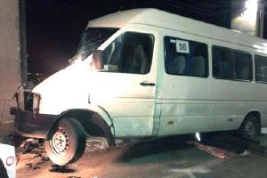 В Запорожье ночью маршрутка с пассажирами влетела в столб: более 20 человек травмировано