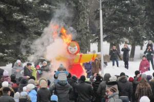 В российском городе Липецк на праздновании Масленицы для публики пекли блины в форме Крыма