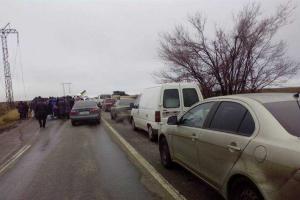 На КПВВ в зоне АТО ситуация тяжелая: очереди большие, движение плохое, остаются ночевать сотни людей и авто