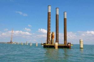 Российское грузовое судно "Лира" врезалось в опору Керченского моста - СМИ